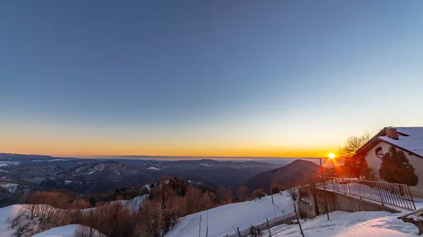 Wintersonnenuntergang in den Hügeln Sloweniens — Stockfoto