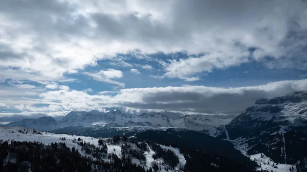 Dolomitas italianas listas para la temporada de invierno — Foto de Stock