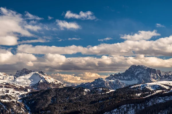 Wintersonnenuntergang in den italienischen Alpen — Stockfoto