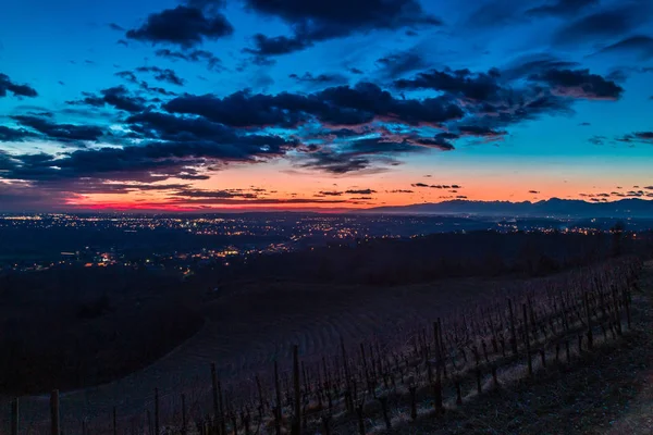Colorful sunset in the italian vineyards — Stock Photo, Image