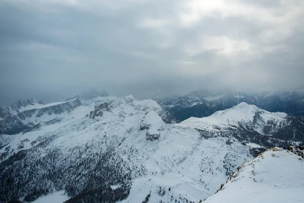 Nuages orageux en dolomites italiennes en hiver enneigé — Photo