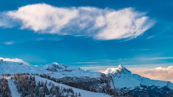 Pôr-do-sol de inverno nos alpes italianos — Fotografia de Stock