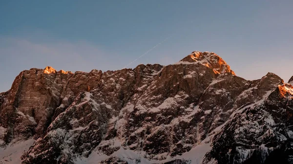 Die sonne geht unter auf mangart, italienische alpen — Stockfoto