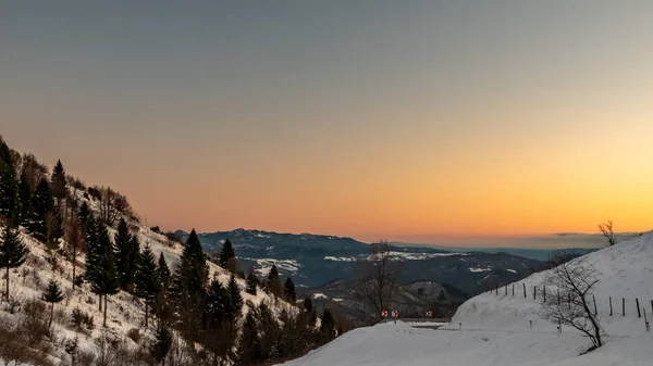 スロベニアの丘の冬の夕日 — ストック写真
