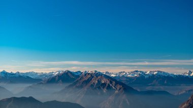 Friuli-Venezia Giulia tepesinden kış günbatımı