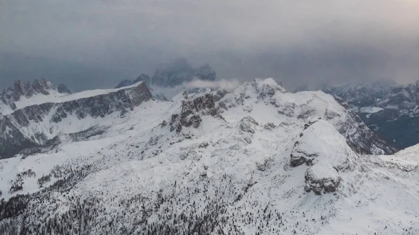 눈 덮인 겨울에 이탈리아 dolomites에 폭풍우 구름 — 스톡 사진