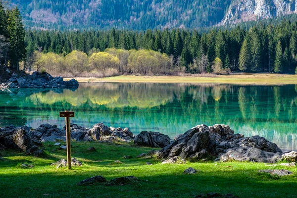 Весняний ранок на альпійському озері — стокове фото