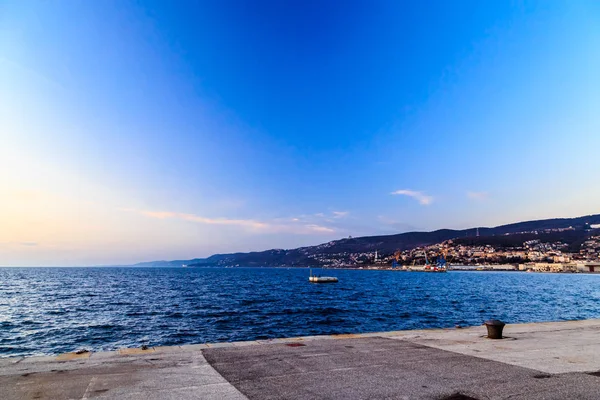 Pôr-do-sol colorido em frente à cidade de Trieste — Fotografia de Stock