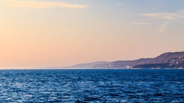 Trieste şehir önünde renkli günbatımı