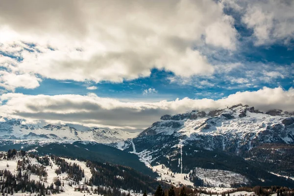 Italienske dolomitter klare for vintersesongen – stockfoto