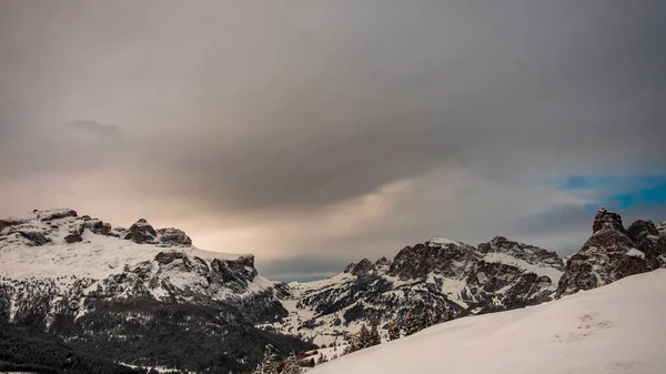 Nubes tormentosas en dolomitas italianas en un invierno nevado —  Fotos de Stock