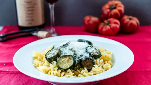 Italiensk mat: pasta med zucchini och parmesan — Stockfoto