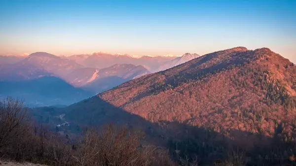 Панорама с альпийской вершины — стоковое фото
