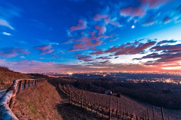 Pôr-do-sol colorido nas vinhas italianas — Fotografia de Stock