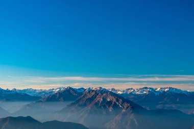 Friuli-Venezia Giulia tepesinden kış günbatımı