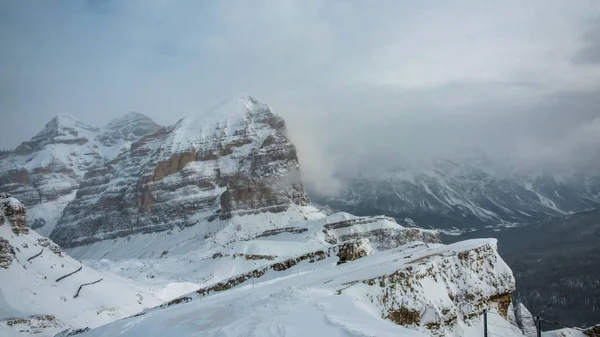 Stürmische Wolken in den italienischen Dolomiten in einem verschneiten Winter — Stockfoto