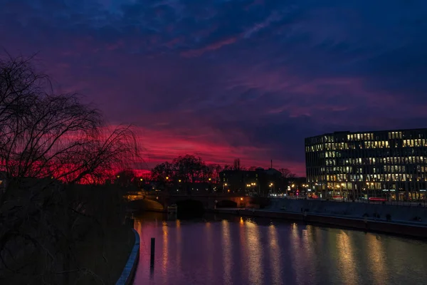 Colorful winter sunset in the city of Berlin — Stock Photo, Image