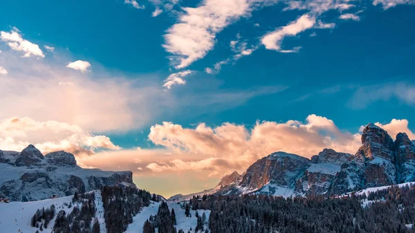 Coucher de soleil d'hiver dans les Alpes italiennes — Photo