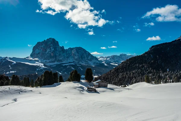 Итальянские Доломиты готовы к зимнему сезону — стоковое фото
