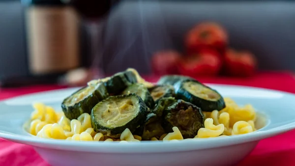 Cucina italiana: pasta con zucchine e parmigiano — Foto Stock