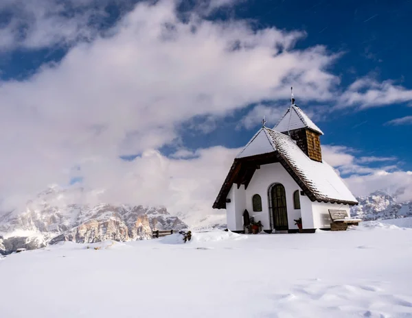 Une Vieille Église Sommet Montagne Dans Les Alpes Italiennes Pendant — Photo