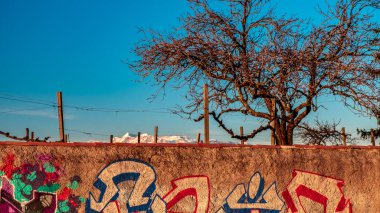 Güneş Friuli Venezia-Giulia üzüm bağlarından batıyor.