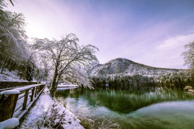 Kışın ilk karı İtalyan Alplerinde bir gölde.