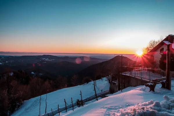 冬の寒い日にスロベニアとイタリアの間の丘の中の夕日 — ストック写真