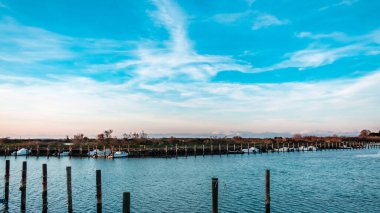 Bir bahar günü Grado gölünde güneş batar.