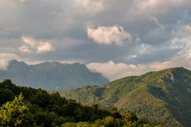 İtalya 'nın Friuli Venezia-Giulia kırlarında fırtınalı bir akşamda gün batımı