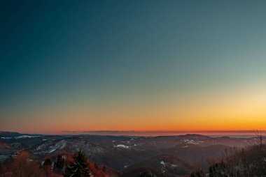 Slovenya ile İtalya arasındaki tepelerde gün batımı dondurucu bir kış günü