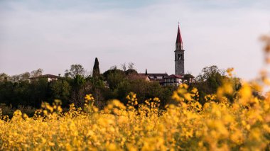 İtalya kırsalında güneşli bir bahar günü