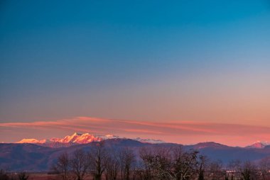 Güneş Friuli Venezia-Giulia üzüm bağlarından batıyor.