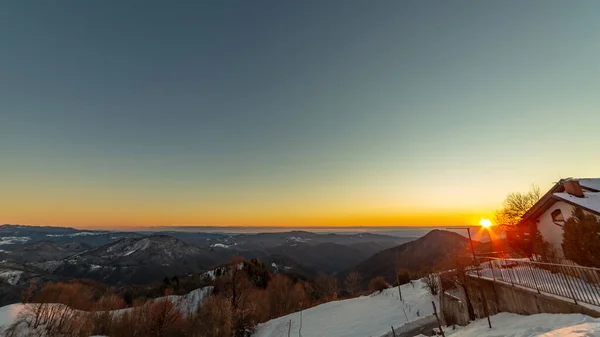 冬の寒い日にスロベニアとイタリアの間の丘の中の夕日 — ストック写真