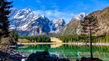 Fusine 'in üstün gölünde bahar sabahı, Friuli Venezia-Giulia, İtalya