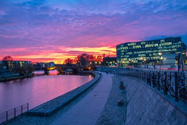 Berlin 'de bir kış akşamı gökyüzü renklidir.