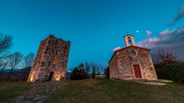 Güneş bulutların ardında Udine, Friuli-Venezia Giulia, İtalya kırsalında ilerliyor.
