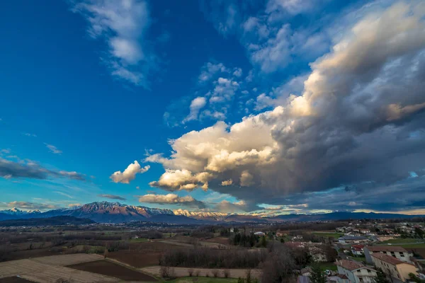 Słońce Wschodzi Chmurami Nad Okolicą Udine Friuli Wenecja Julijska Włochy — Zdjęcie stockowe