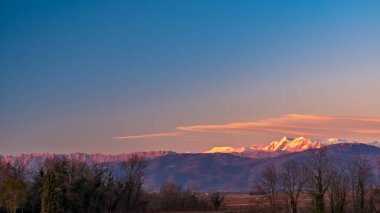 Güneş Friuli Venezia-Giulia üzüm bağlarından batıyor.