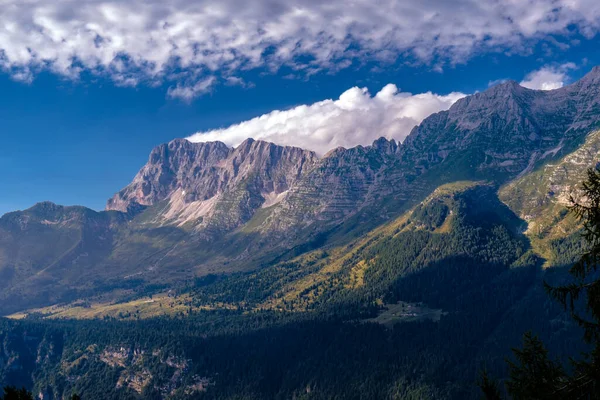 在意大利弗留利西亚朱利亚的朱利安阿尔卑斯山度过了一个美丽的夏日 — 图库照片