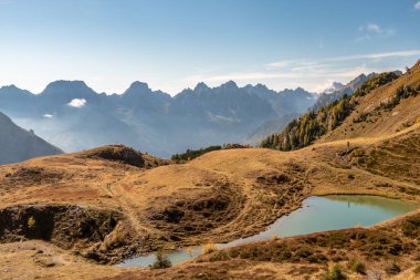 Friuli Venezia-Giulia, İtalya 'daki Carnic Alplerinde güneşli bir sonbahar günü
