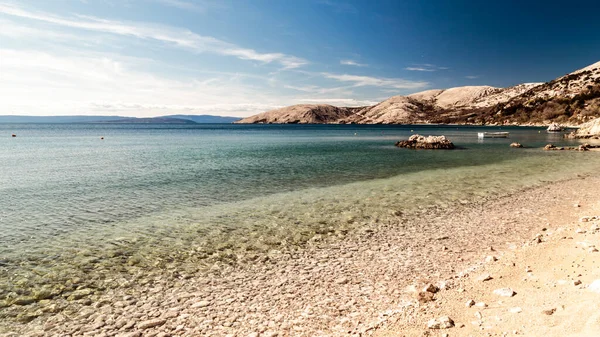 Krk Adası 'ndaki Stara Baska köyü yakınlarında yaz günü