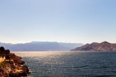 Güneşli bir günde Baska ve kumsalı