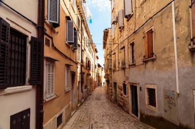 Güneşli bir günde güzel Rovinj kasabası
