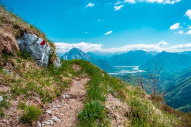 Carnic Alplerindeki bir dağın tepesine ulaşan Friuli-Venezia Giulia, İtalya