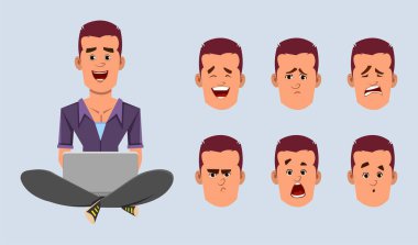 Sıradan bir iş adamı yerde oturuyor ve dizüstü bilgisayarda çalışıyor.