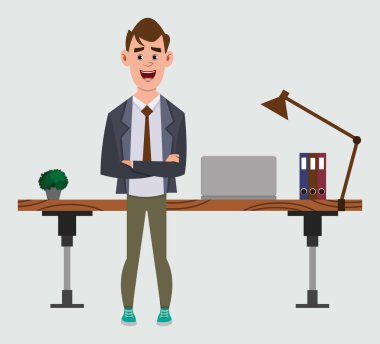 Şirin iş adamı masasının ya da işyerinin yanında duruyor.