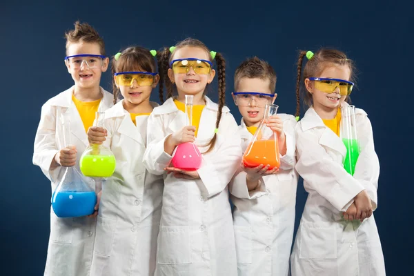 Grupo crianças felizes fazendo experimentos científicos no laboratório . — Fotografia de Stock