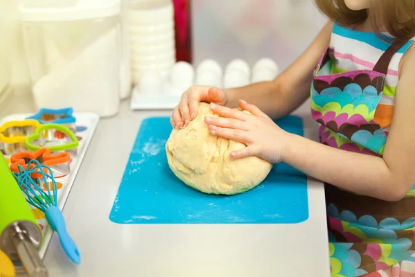 Příprava těsta na cookie na kuchyň malá holčička — Stock fotografie