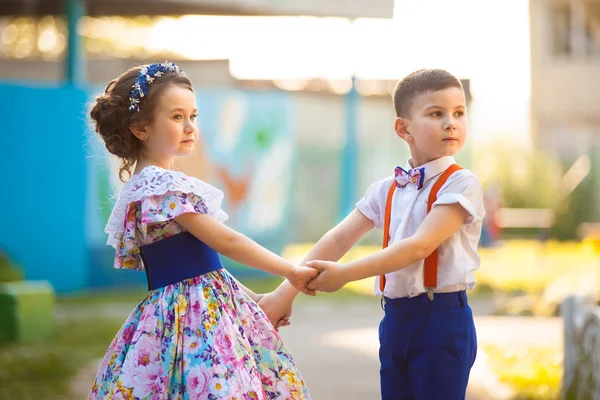 Niño y niña tomados de la mano. Día de San Valentín. Historia de amor —  Fotos de Stock